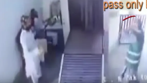 Momentul în care vameşii şi-au pus mâinile în cap. Ce a făcut un bărbat - VIDEO