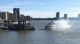 O navă de pasageri s-a izbit de malul Tamisei. Motorul vasului a luat foc