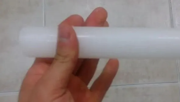 Truc incredibil! Cum să cureţi gresia şi faianţa din baie cu o lumânare