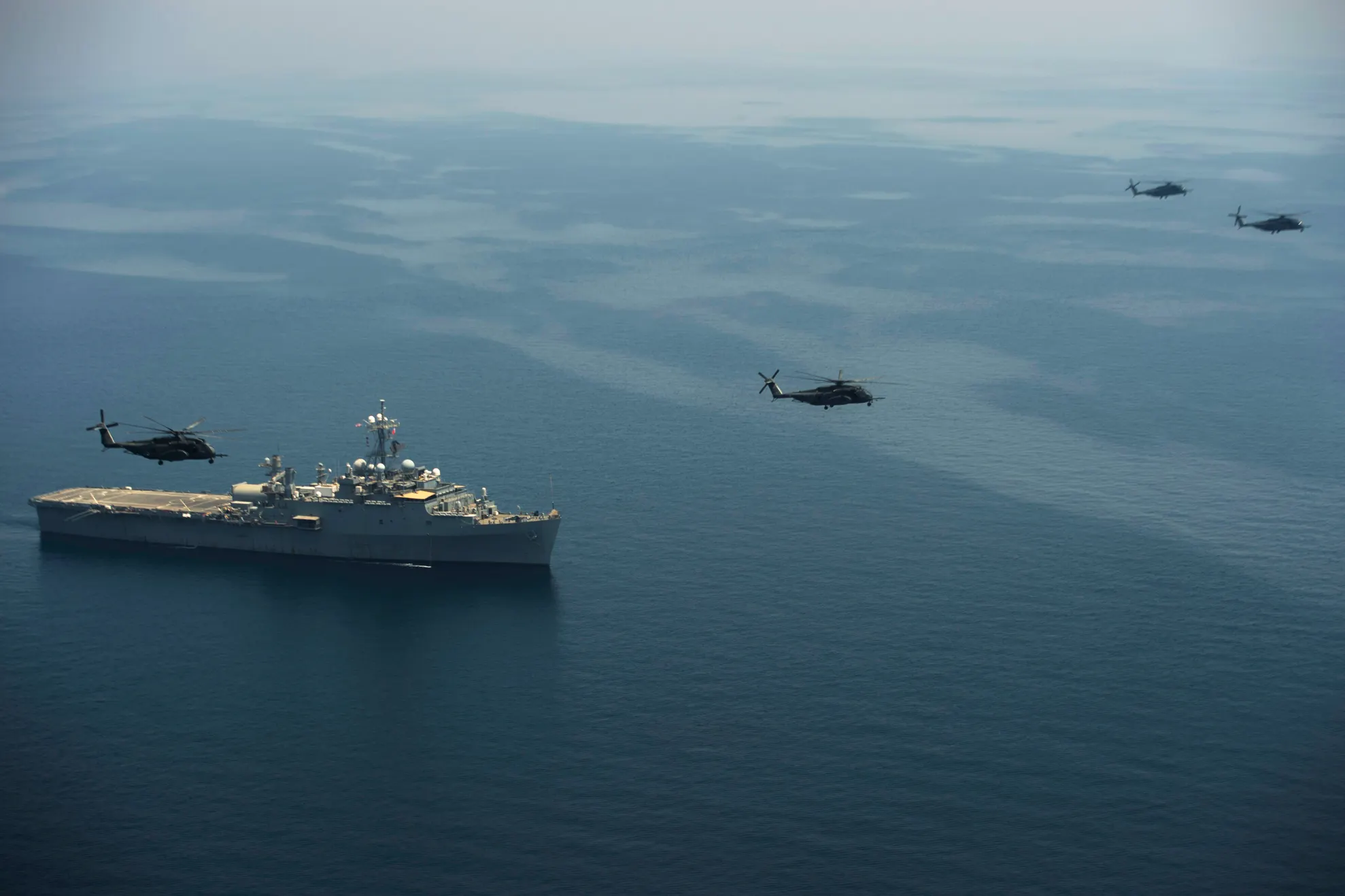 Un distrugător american, atacat cu rachete de militanții susținuți de Iran