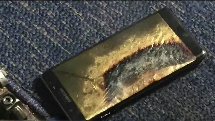 Avion evacuat din cauza unui telefon în flăcări 