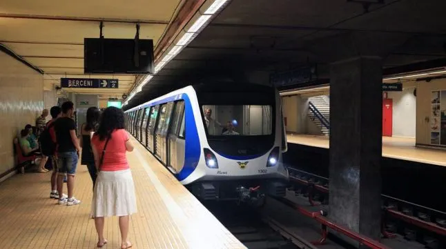 S-a urcat în metroul şi a început să cânte. Ce a urmat este cu adevărat EXTRAODINAR 