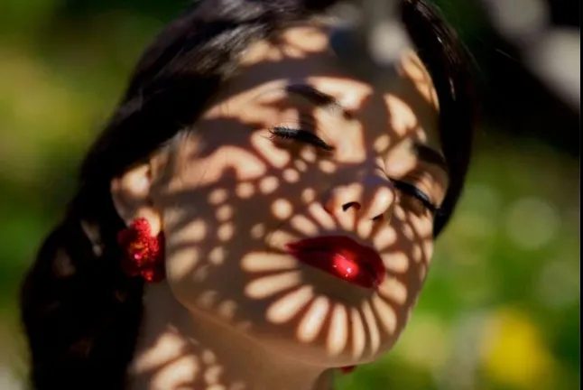 15 fotografii excepționale cu modele acoperite doar de... lumină și umbre