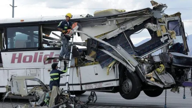 Accident teribil. 13 morți și zeci de răniți după ce un autobuz s-a lovit cu un camion