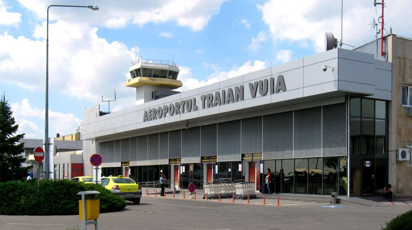 Incident aviatic la Timişoara: un avion de marfă a lovit doi stâlpi de iluminat