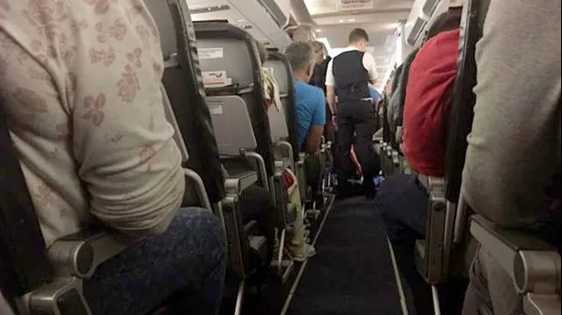 Zbor dramatic. Pasagerii, forțați să stea lângă un cadavru în avion timp de trei ore