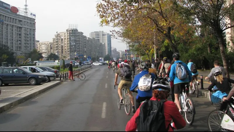 Războiul autorităților cu bicicliștii. Amenzi absurde, abuzuri, măsuri ce sporesc pericolul pe șosea