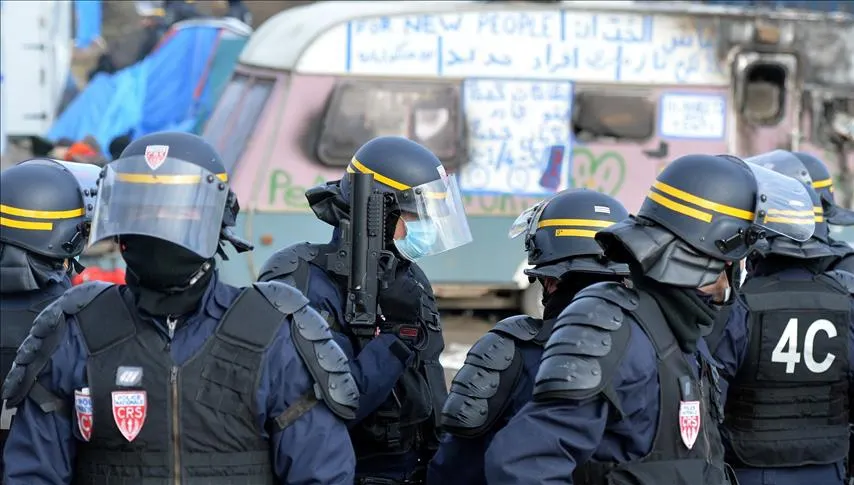 Franța demolează "jungla" de emigranți de la Calais UPDATE