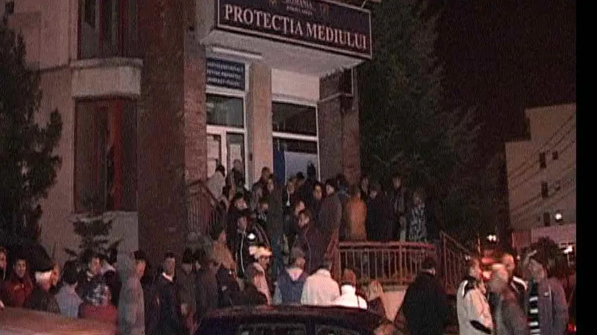 Sute de oameni, la coadă peste noapte ca să depună dosarele pentru Casa Verde