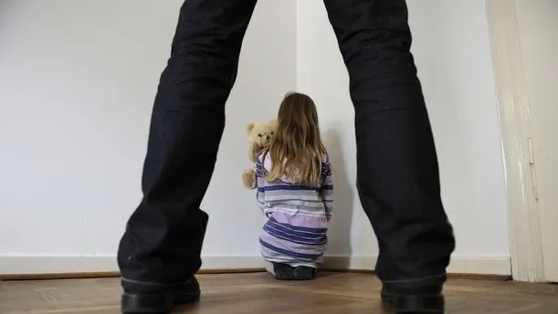 Şi-a obligat fetiţa de doar 6 ani să se prostitueze. Iată ce pedeapsă a primit această femeie!
