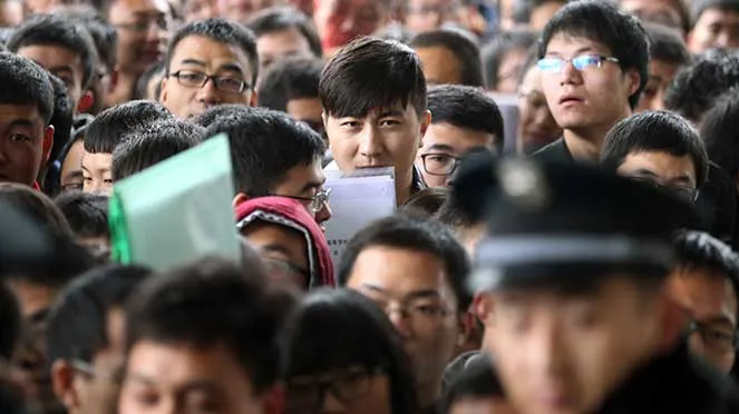 Măcel pentru un job. 8.000 de chinezi s-au "bătut" pentru un singur loc de muncă