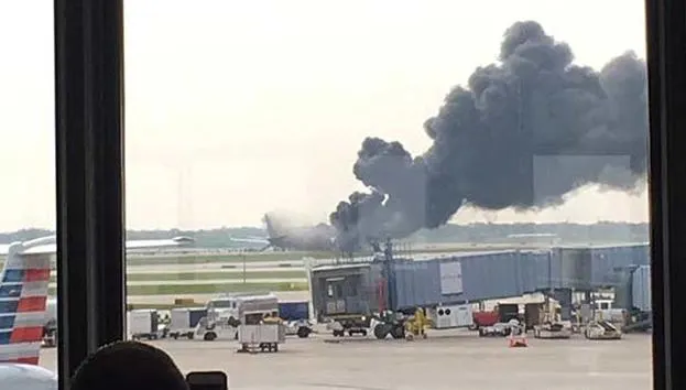 Avion în flăcări pe aeroportul din Chigaco