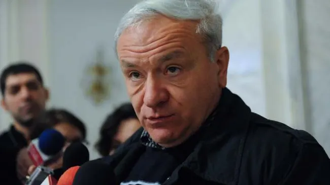 Achitați, după ce au fost batjocoriți public, în cătușe