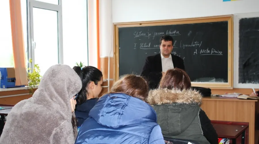 Un liceu a redus programul după ce, pentru a îndura frigul, elevii au venit la şcoală cu pături