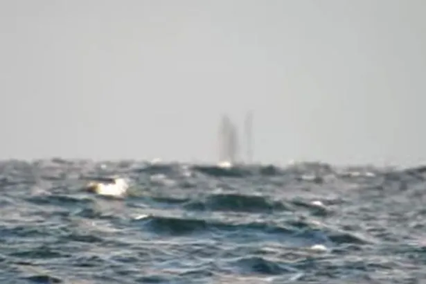 A filmat un obiect misterios ieșind din mare și nimeni nu-și dă seama despre ce e vorba