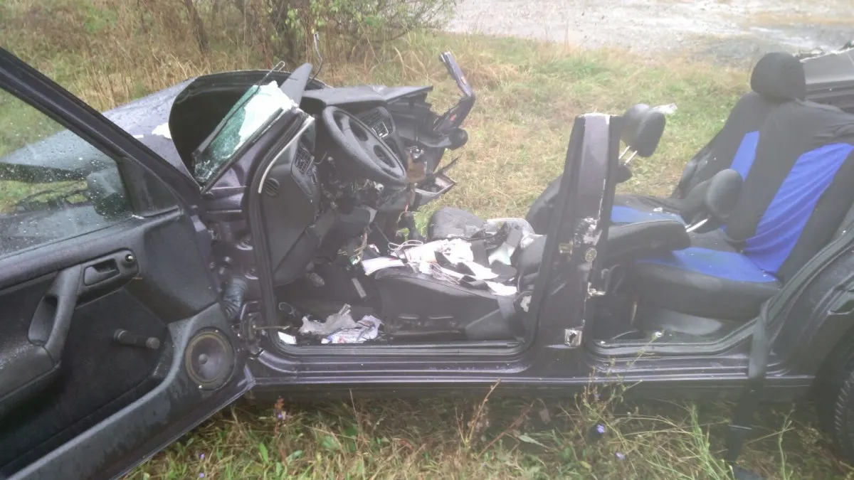 Accident mortal! Maşina a fost făcută praf. Imaginile sunt greu de privit