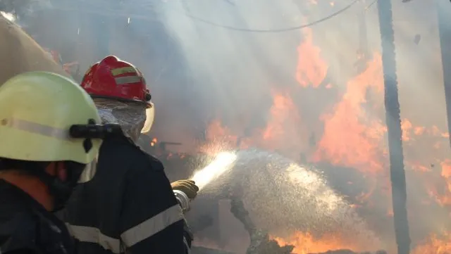 Incendiu într-un bloc de 10 etaje, din Piteşti: un rănit. Zeci de persoane, evacuate