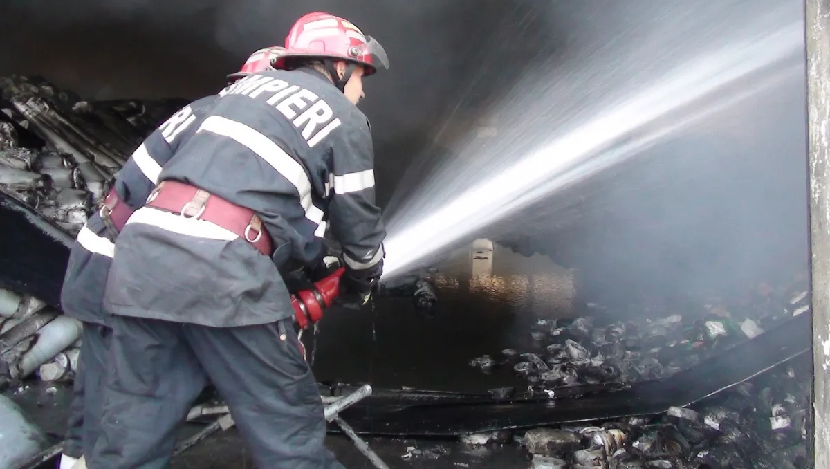 Incendiu în subteran, în Capitală: Fum negru iese pe gurile de aerisire! Circulația, oprită