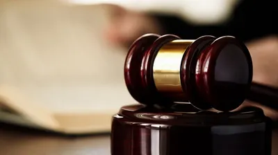 Angajatul unei bănci, trimis în judecată pentru fals şi delapidare