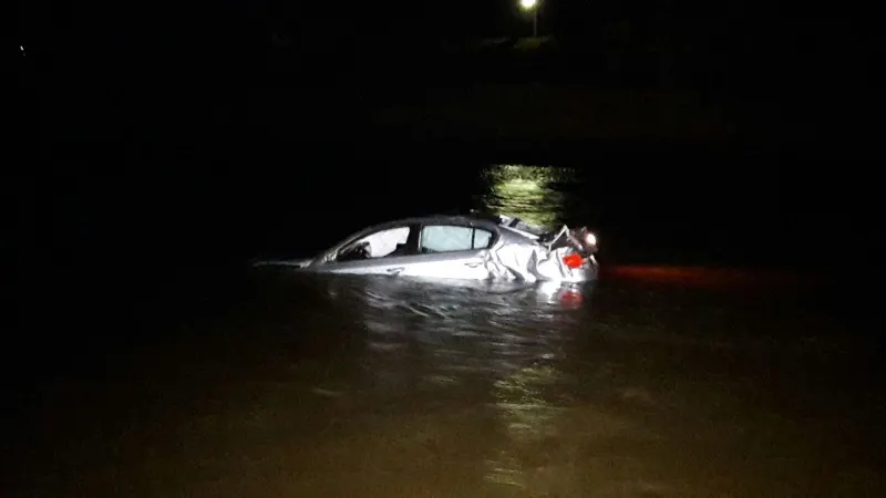 Accident grav: maşină căzută în râul Olt. Două tinere au ieşit pe plafonul maşinii ca să se salveze