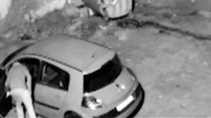 Maşină vandalizată în parcarea unui bloc. Imaginile şocante surprinse de camerele de supraveghere