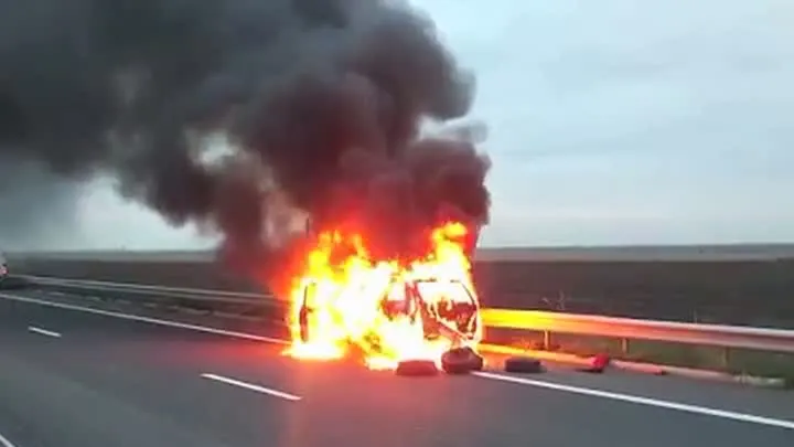 O maşină a ars ca o torţă pe autostrada Soarelui