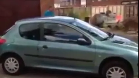 A parcat în fața unei porți pentru câteva ore. Când s-a întors, șoc. Cum și-a găsit mașina