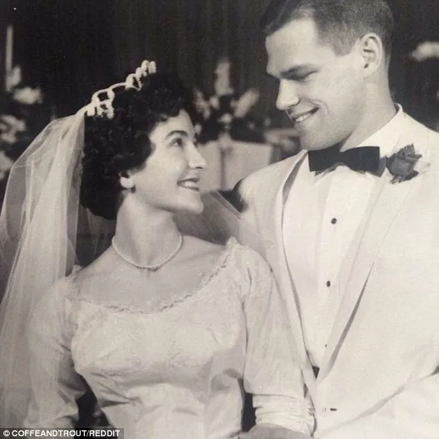 Fotografia care a creat confuzie pe internet. Cine este femeia misterioasă de lângă Matt Damon?