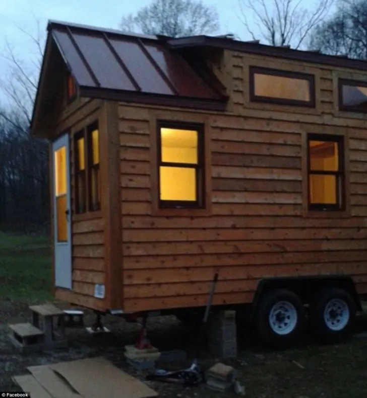 Cum arată căsuţa minunată de 14 metri pătraţi în care trăieşte fericită o familie (cu câine cu tot)