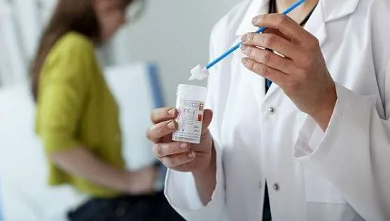 La un pas de moarte din cauza medicilor! Ce obiect au uitat în ea, după o operație ginecologică