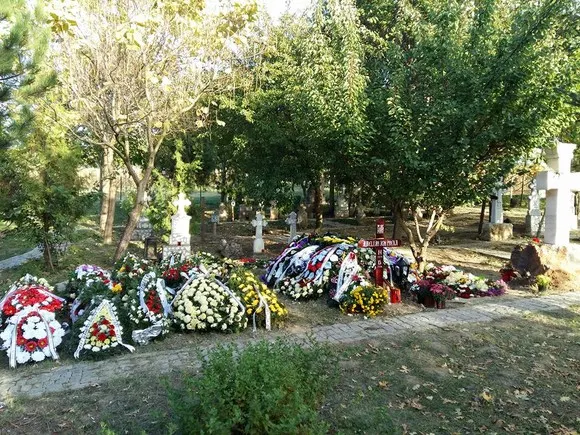 S-a dus lângă mormântului copilului ei i-a șoptit să-i dea un semn.La scurt timp a început să PLÂNGĂ