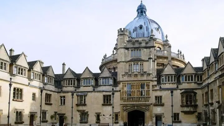Universitatea Oxford, decizie fără precedent: Vrea să se mute în Franța