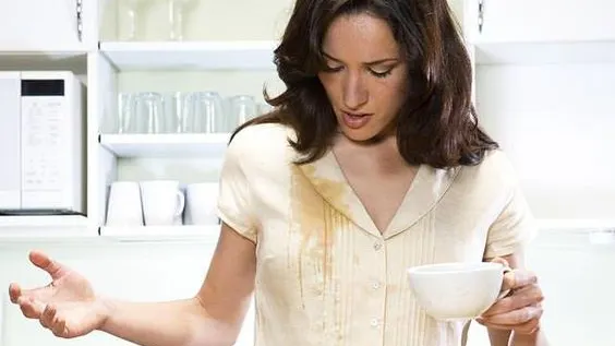Cum scoţi petele de cafea de pe haine. Aceasta este cea mai simplă metodă