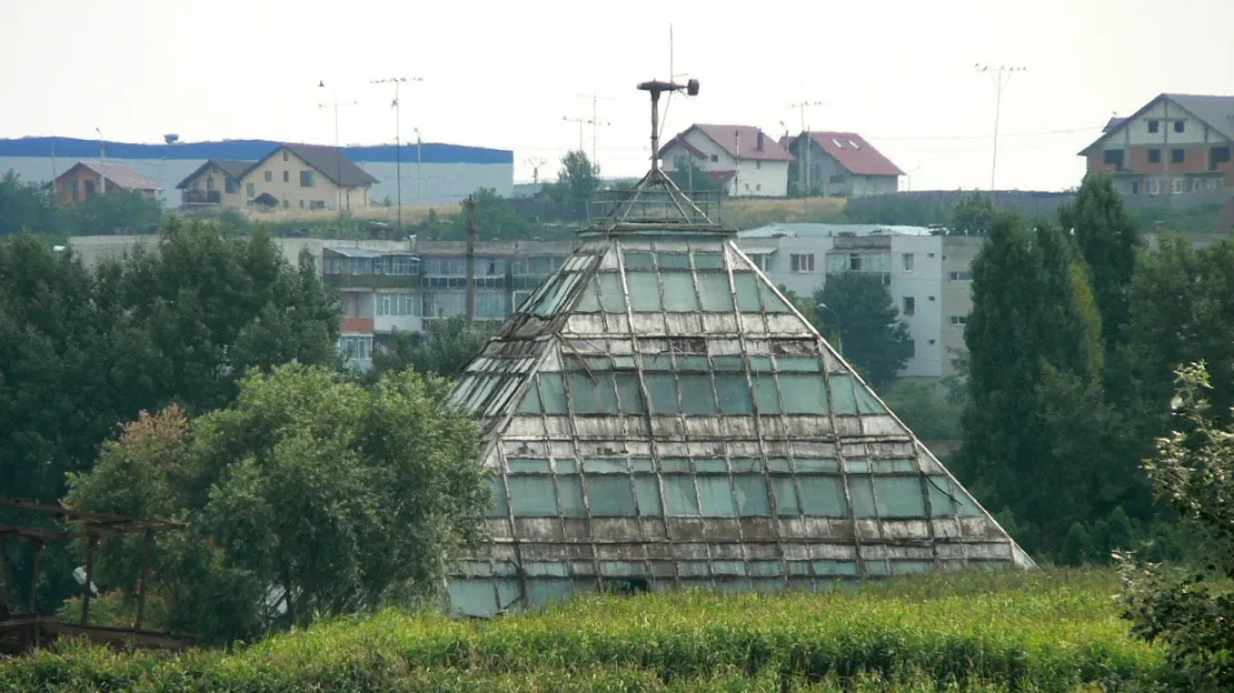 Misterele piramidei din Piteşti! Ce lucruri BIZARE se întâmplă în monumentul rămas în paragină