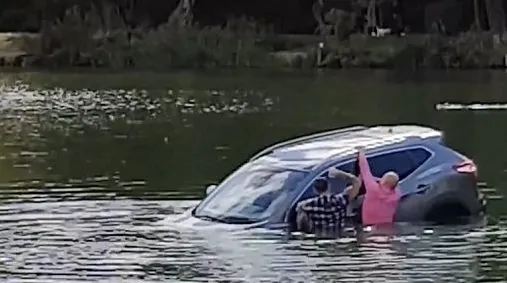 Imagini şocante! Un bărbat şi câinele lui sunt salvaţi în ultimul moment de la înec 