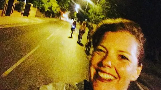 Femeia din imagine a murit după ce și-a făcut acest selfie. Detaliul care arată cauza decesului