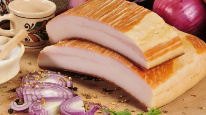Ce se întâmplă după ce mâncăm slănină cu ceapă. Ce au constatat nutriţioniştii