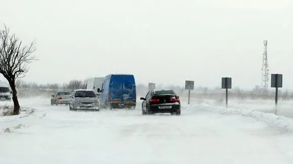 Turişti blocaţi pe Transalpina din cauza viscolului. Operaţiune de salvare