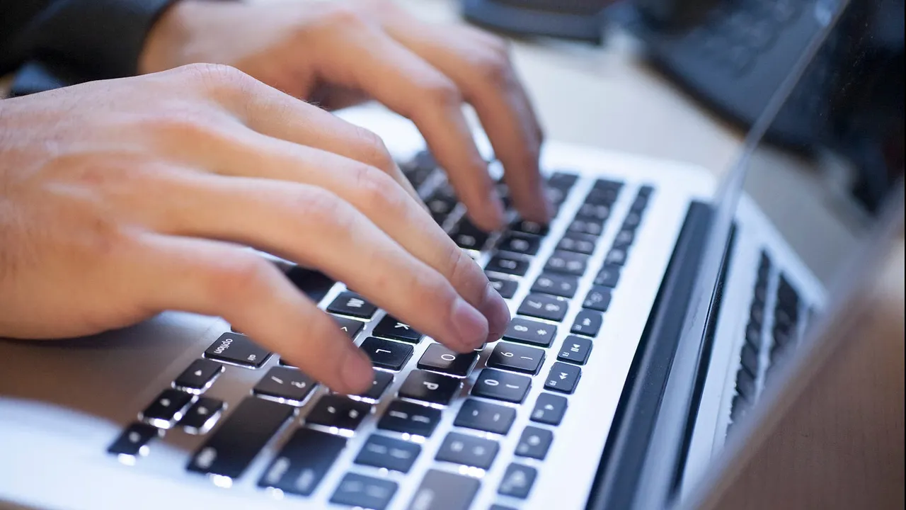 O familie de refugiați își vinde fiica online într-un anunț cutremurător. Polițiștii, șocați