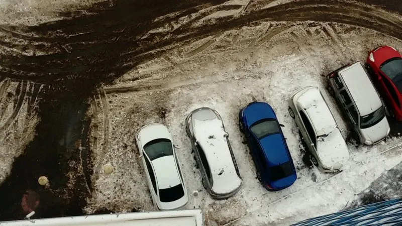 Polul frigului - cum şi-au găsit dimineaţa maşinile în parcare şoferii dintr-un oraş din Rusia