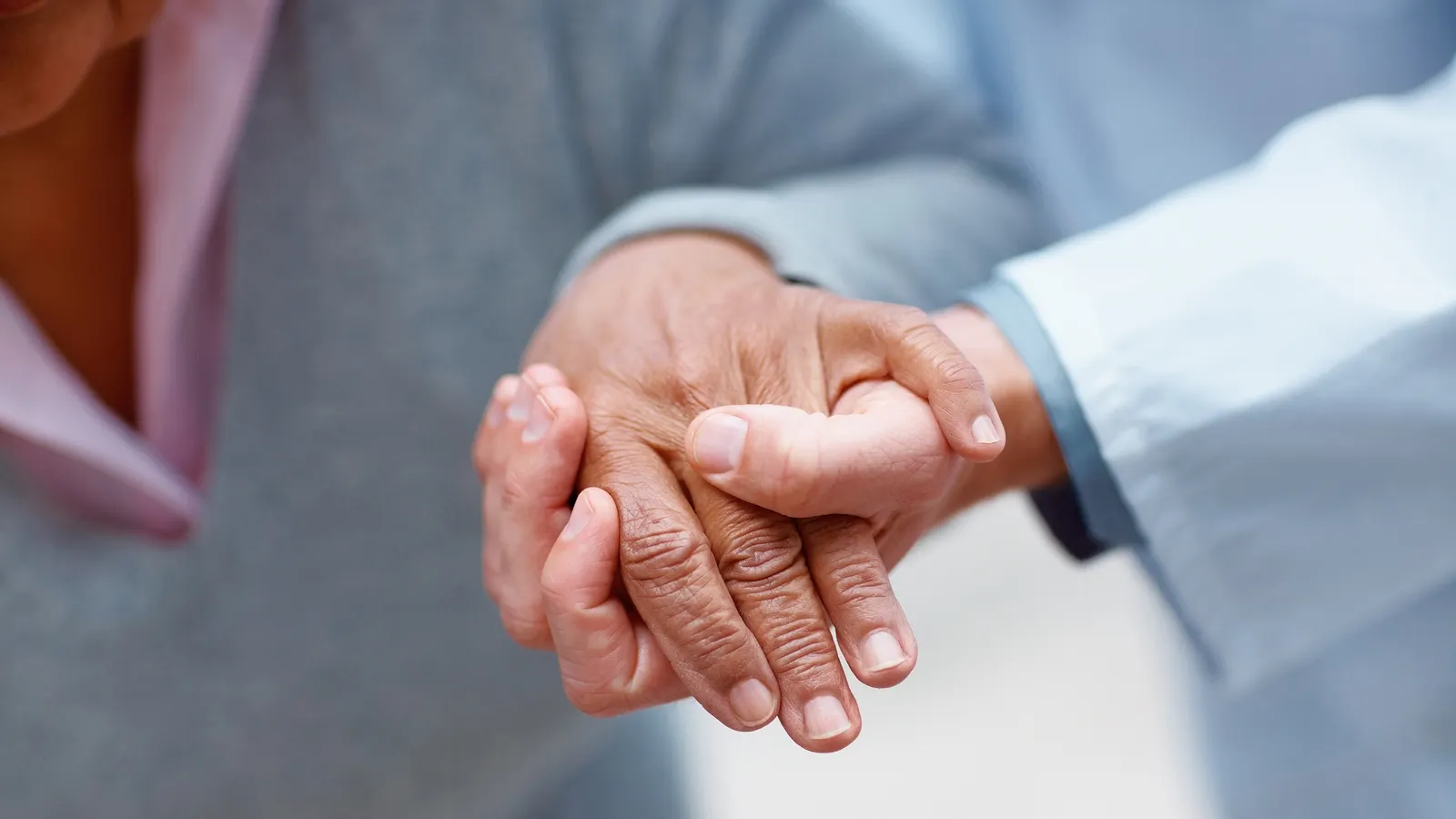 Dragoste...oarbă. Soţia l-a înjunghiat de 13 ori pe un pensionar - de mână cu ea, bărbatul...