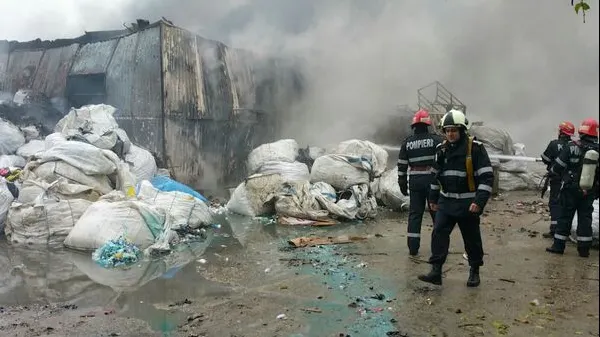 FOTO Incendiu violent la o hală de pe șoseaua Ștefănești: Patru persoane rănite