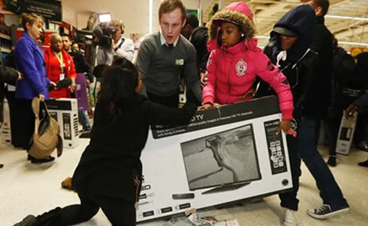 Nebunie de Black Friday-ul american. Cozi gigantice, împușcături și bătăi