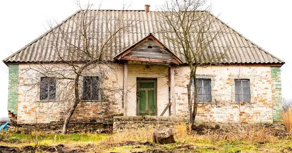 A găsit o casă abandonată de 30 de ani. Arăta deplorabil. A intrat cu frică în ea şi s-a CUTREMURAT
