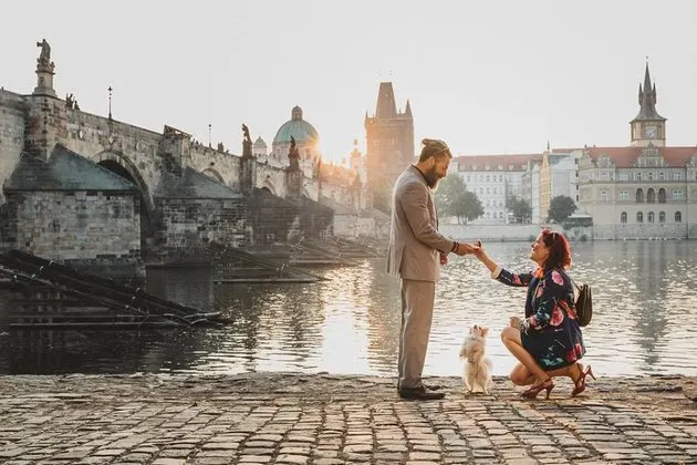 A plănuit doi ani cererea în căsătorie. Reacţia uimitoare a iubitului femeii şi CINE este bărbatul