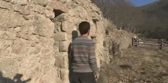 A găsit un grajd în mijlocul pustietăţii. A intrat şi s-a MINUNAT. Era o adevărată comoară