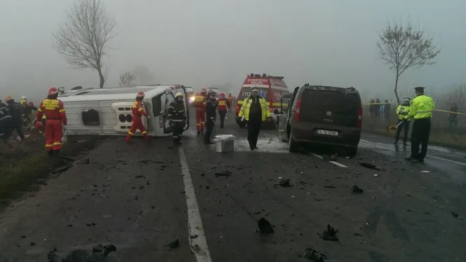 Accident grav cu un microbuz pe DN2: 3 morţi şi 15 răniţi