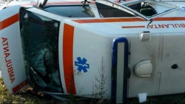 Imagini revoltătoare: Ambulaţă răsturnată de un tânăr cu bolid de lux