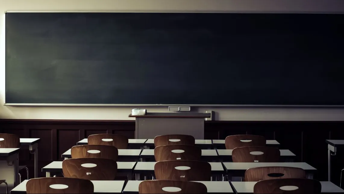 Bătaie între eleve, în sala de clasă. Colegii le încurajau