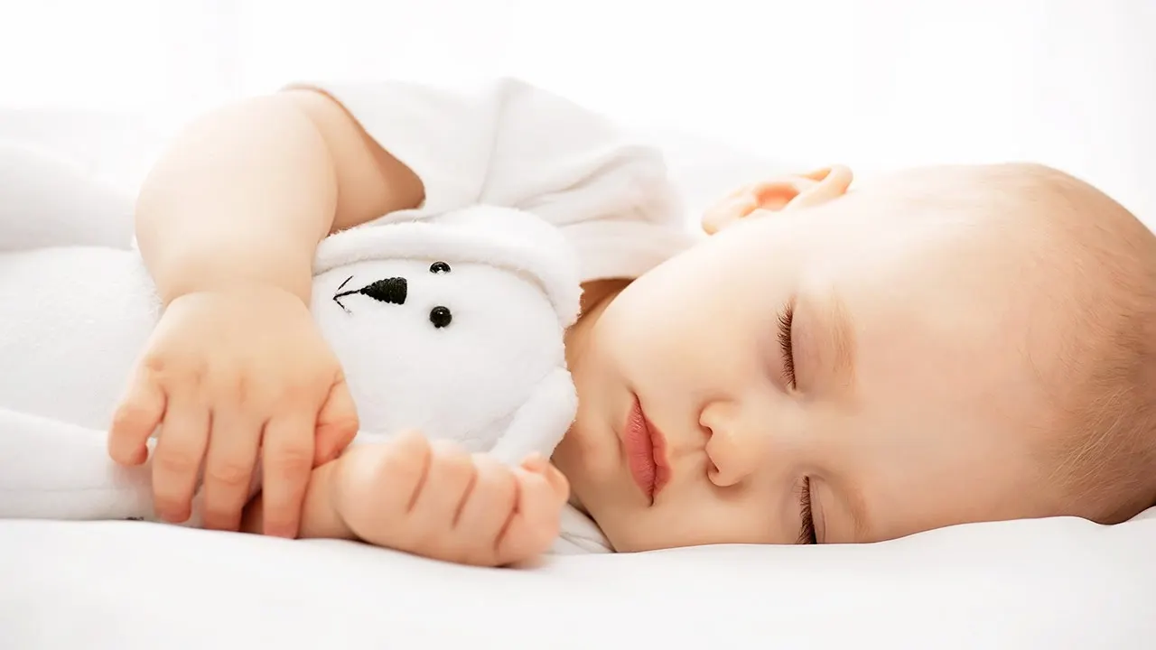 Nu-ți mai culca bebeluşul în patul tău! Motivul? Nu te-ai gândit la asta